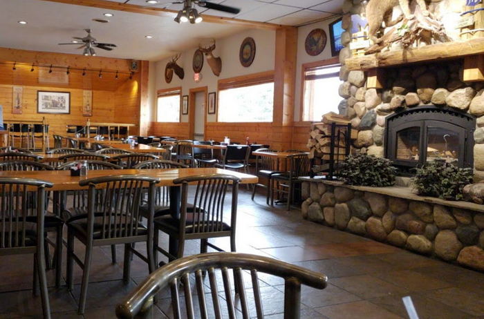 Fireball Lounge and Bowling Alley (Up North Grill) - Up North Grill Photo - Looks Nice (newer photo)